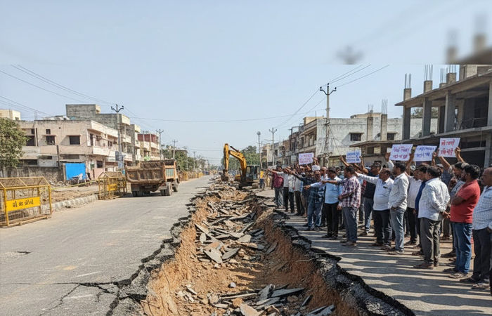 વડોદરાના મકરપુરામાં નવો બનાવેલો રસ્તો માત્ર 24 કલાકમાં ખોદી નંખાતા લોકોમાં રોષ