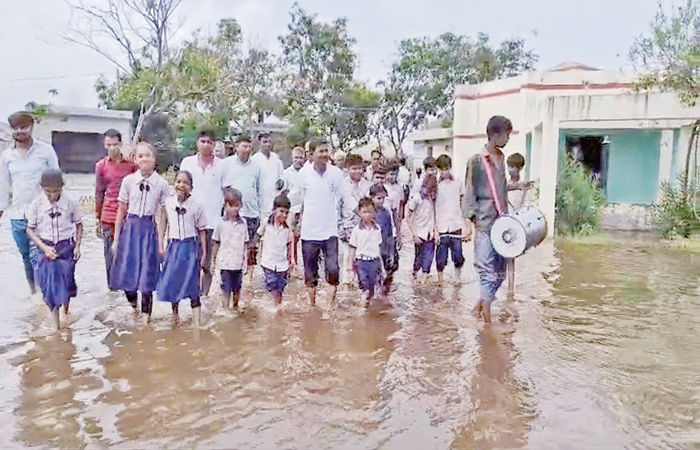 તારાપુરના સાંઠ ગામે શાળામાં ભરાયેલા પાણીમાં ઢોલ વગાડી ગ્રામજનોનો વિરોધ