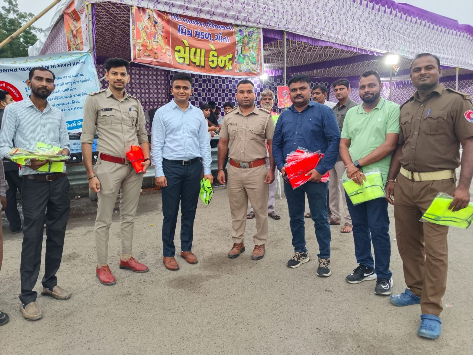 બાવળા આરટીઓ દ્વારા પદયાત્રીઓને રેડીયમ વાળા જેકેટનું વિતરણ કરાયું