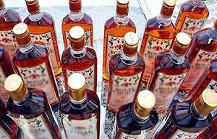 અનીડા ગામની સીમમાં આવેલી વાડીમાંથી વિદેશી દારૃ ભરેલું આઇસર મળ્યું