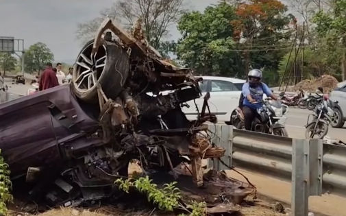 Luxury car overturns after hitting divider on Mumbai-Vadodara Highway, two dead