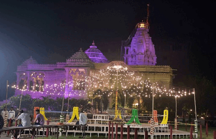 નવરાત્રીમાં દોઢિયા, દાંડિયા અને ફિલ્મી ગીતોના માહોલ વચ્ચે છેલ્લા 30 વર્ષથી સુરતમાં પરંપરાગત ગરબાનું આયોજન