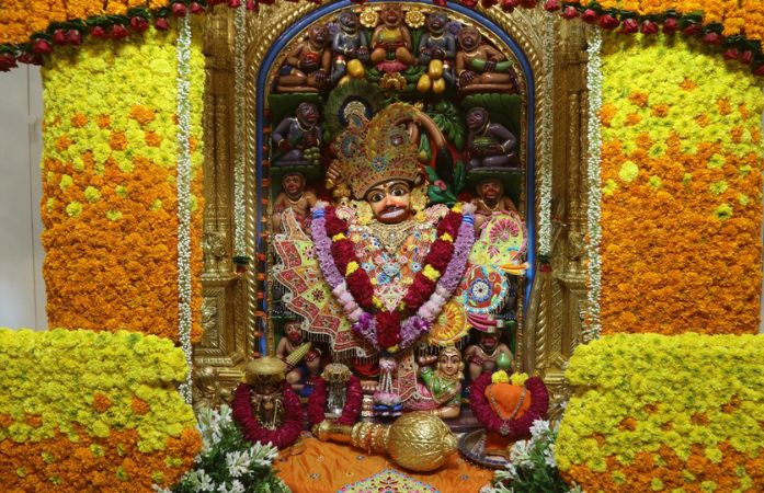 શ્રી કષ્ટભંજન દેવ હનુમાનજી દાદાને 250 કિલો હજારીગલના ફૂલોનો દિવ્ય શણગાર