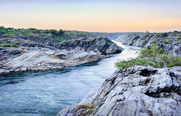 ભેડાઘાટના નર્મદાના આરસના કોતર                                 .