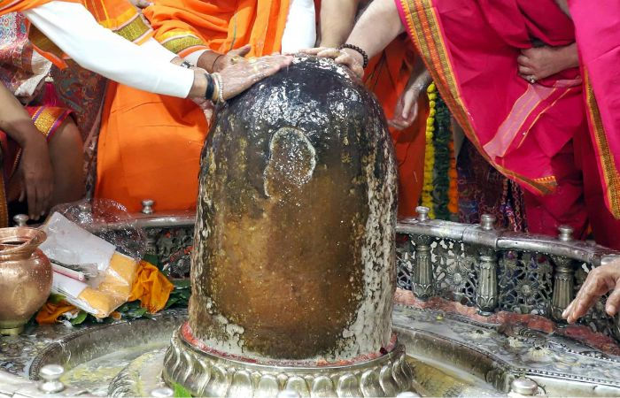 ઉજ્જૈન મહાકાલેશ્વર મંદિરના ગર્ભગૃહમાં જ બાખડ્યા મહંત અને પૂજારી, એકબીજા પર લગાવ્યા ગંભીર આરોપ