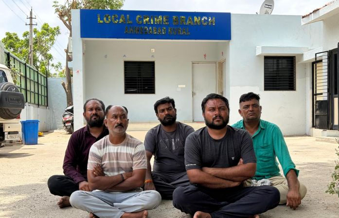 અમદાવાદ: સનાથલની સીમમાં ચાલતા હાઇપ્રોફાઇલ જુગારધામ પર પોલીસના દરોડા, ₹15 લાખના મુદ્દામાલ સાથે 5 ઝડપાયા