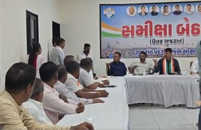 મહેસાણામાં કોંગ્રેસની સમીક્ષા બેઠકમાં IB અધિકારીઓ ઘૂસી જતાં ભારે હોબાળો, કોંગ્રેસનો ટોણો-'પોલીસ કેસરી ખેસ પહેરી લે'