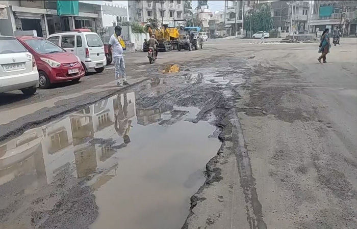 વડોદરાના નવાપુરા વિસ્તારમાં માર્ગ ખખડધજ બનતા પેચવર્કની માંગ
