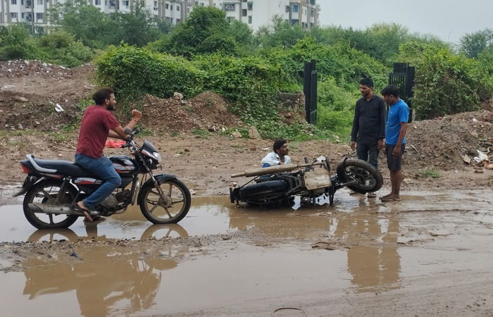 ખખડધજ રસ્તાથી બિલ રોડની 6 સોસાયટીઓના રહીશો પરેશાન
