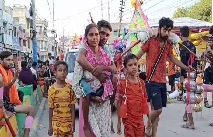 'ચલો તમને ગંગા સ્નાન કરાવી લાઉં...' દિવ્યાંગ પતિને પીઠ પર બેસાડી કાંવડ યાત્રાએ નીકળી પત્ની