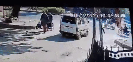 VIDEO : 15 ફૂટ હવામાં ફંગોળાઈ બાળકોને લઈ જતી સ્કૂલ વાન, વહેલી સવારે ભયાનક અકસ્માત