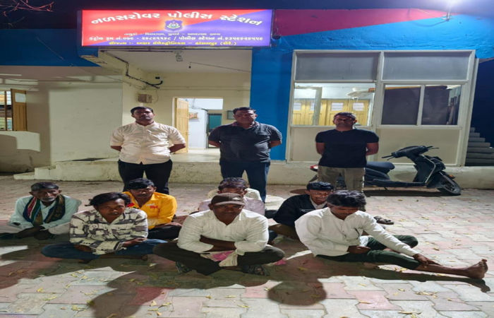 પોલીસે રોકડ, જુગારનું સાહિત્ય સહિત 12 હજારથી વધુનો મુદ્દામાલ કબજે કર્યો