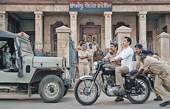 હેલ્લારો પછી વ્યાવસાયિકતા અને કલાત્મકતા વચ્ચે સંતુલન જાળવીને સર્જાતા મનોરંજનનું કમઠાણ!