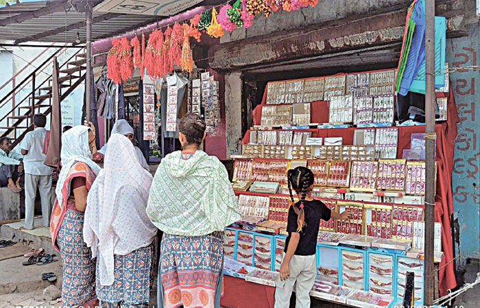 માંડલની બજારોમાં અંતિમ દિવસોમાં રાખડીઓની ખરીદીમાં ઉત્સાહ