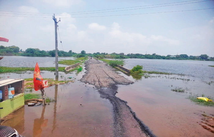 ધોળકાથી ઊંટવાળી માતાના મંદિરના રોડની બંને સાઇડ વરસાદી ખાડા પડયા