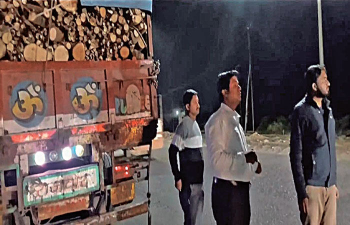 ચોટીલા-રાજકોટ હાઈવે પરથી ગેરકાયદે લીલા લાકડાની હેરાફેરી કરતા ૧૫ વાહનો ઝડપાયા