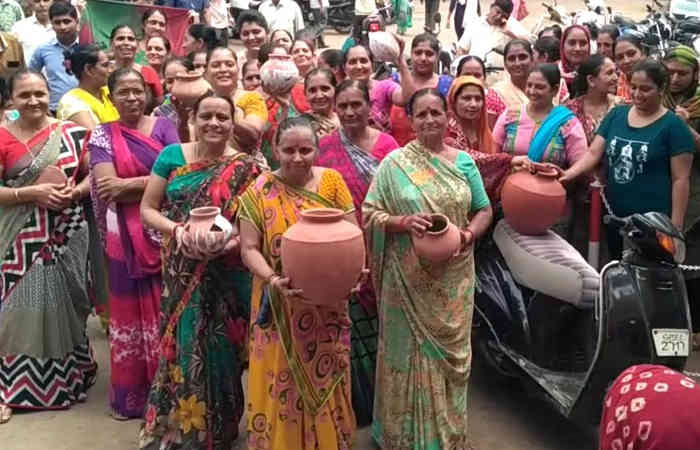 મોરબી નગરપાલિકા કચેરીએ ફોડયા માટલા, પ્રમુખને ઘેરાવ