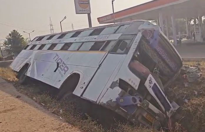 સુરેન્દ્રનગર: સાયલા-ચોટીલા હાઈવે પર ખાનગી બસ પલટી, 15થી વધુ મુસાફરો ઈજાગ્રસ્ત