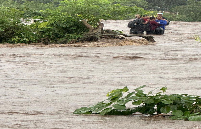 જામવાળાના જમજીર ધોધ પાસે નદીમાં ફસાયેલા 6 પ્રવાસીને બચાવી લેવાયા