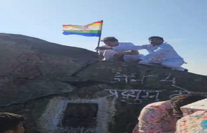 ગિરનારનાં ઓઘડ શિખર પર જૈનોએ ધ્વજા લગાડતાં સાધુ- સંતોનો વિરોધ