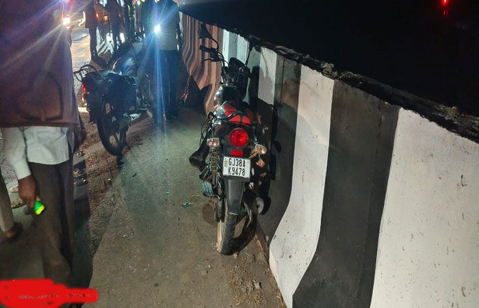 સરંડી પાસે રેલવે બ્રિજ પર વાહને બાઇકને અડફેટે લેતા 2 યુવકોનાં મોત