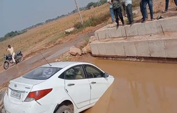 મૂળીના નાડધ્રીથી ખેતરડી તરફના રોડ પર કાર નાળામાં ખાબકી