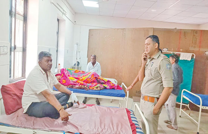 મઢાદ ગામમાં બે વ્યક્તિ પર શખ્સનો ધારિયા વડે હુમલો