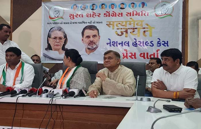 સુરત: એઆઈસીસી મંત્રીના ખાનગી કેમેરામેન આવ્યા બાદ પત્રકાર પરિષદ શરુ થઈ