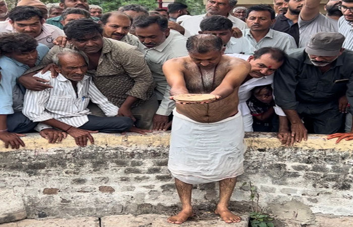 જામનગરના આમરા ગામે કૂવામાં રોટલો પધરાવી વરસાદનો વરતારો મેળવાયો, મળ્યાં સારા સંકેત