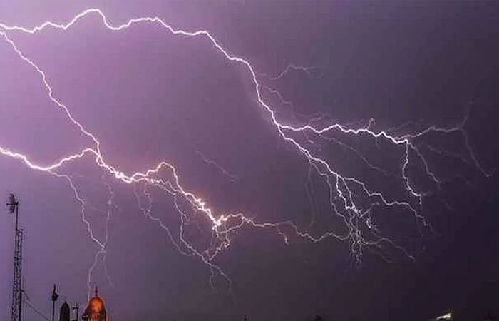 Monsoon Updates : વીજળી પડતાં યુપીમાં 13, મહારાષ્ટ્રમાં 9નાં મોત, કેરળમાં શાળાઓ બંધ