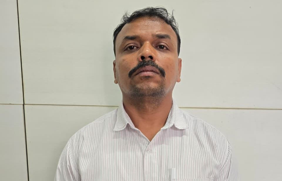 ACB catches Gandhinagar deputy mamlatdar, aide accepting Rs 4.5 lakh bribe for issuing property card