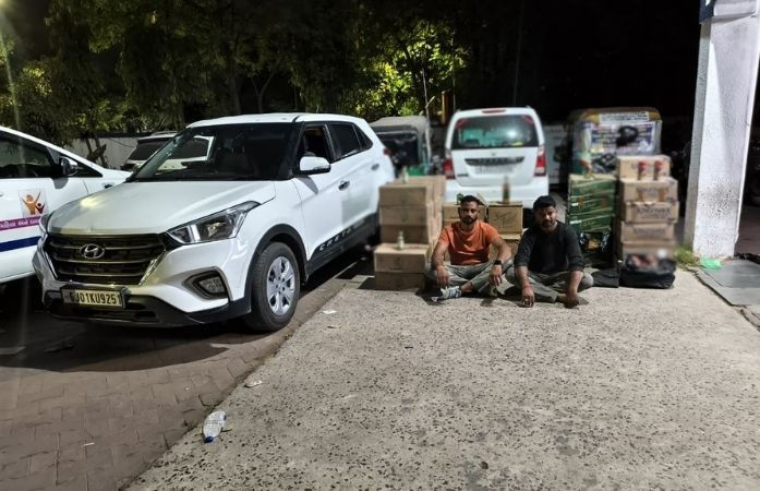 અમદાવાદ: નરોડા નજીક SUV કારમાંથી ઝડપાયો વિદેશી દારૂ, 12 લાખના મુદ્દામાલ સાથે બે શખસો ઝડપાયા