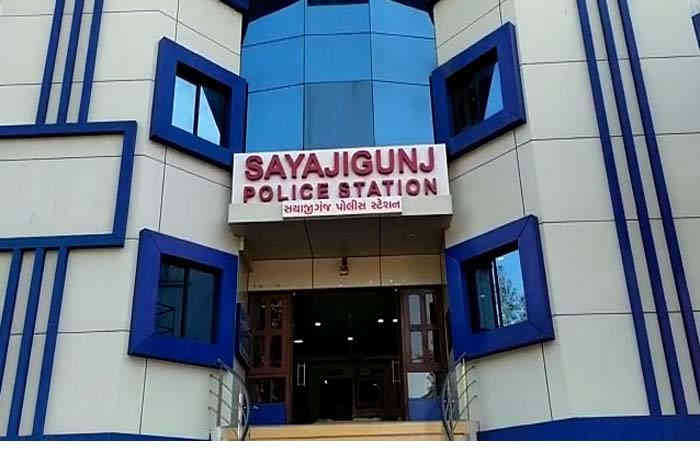 વડોદરા: સયાજીગંજ વિસ્તારમાં બીભત્સ હરકતો કરતા એક મહિલા સહિત પાંચ ઝડપાયા
