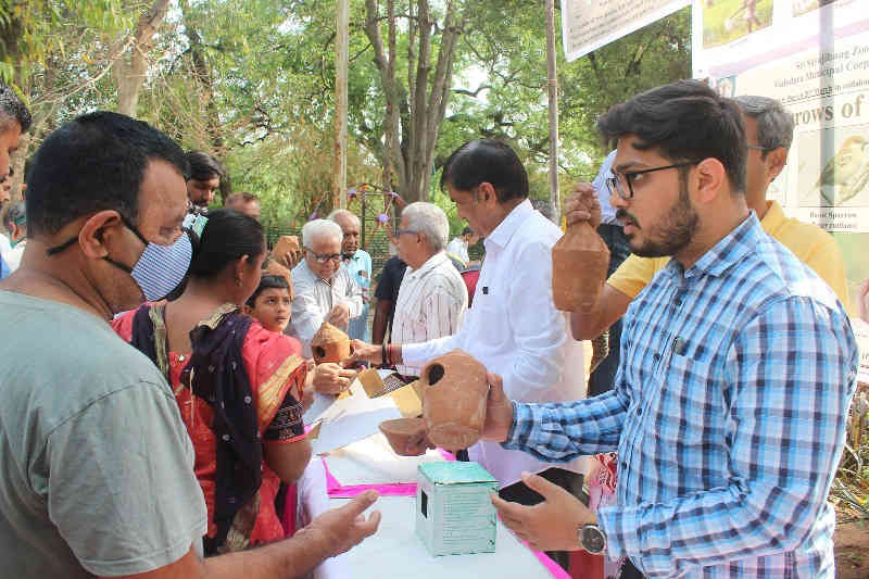 જામફળ, શેતૂર અને દાડમ જેવા વૃક્ષોથી ચકલીઓ આકર્ષાય છે