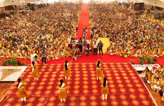 ભુજમાં 11 હજાર દીકરીએ સ્વરક્ષાના સંકલ્પ લઈ ગીતાનું પઠન કર્યું, સર્જાયો વર્લ્ડ રેકોર્ડ