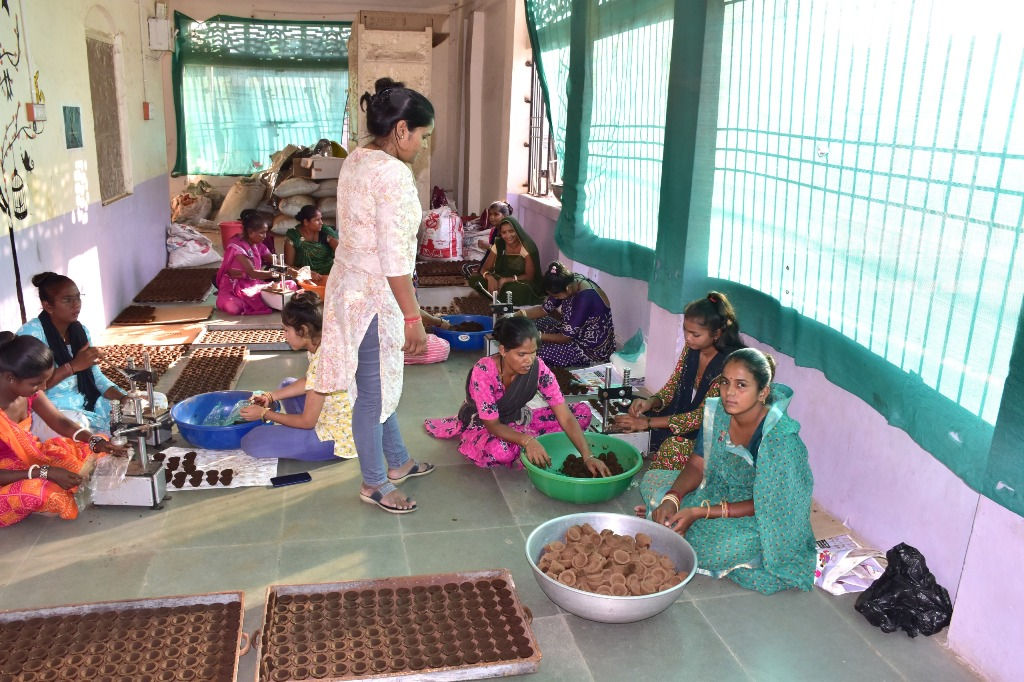 ડભોઈની મહિલાઓએ બનાવેલા ત્રણ લાખ દિવડાથી કાશી ઝગમગી ઉઠશે