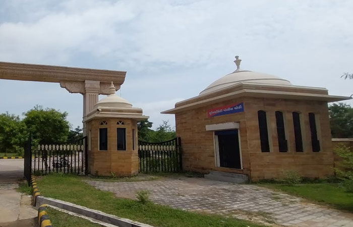 કચ્છ યુનિવર્સિટીમાં 'નકલી પોલીસ ચોકી' : ઉઠા ભણાવવાનો પાઠ !!