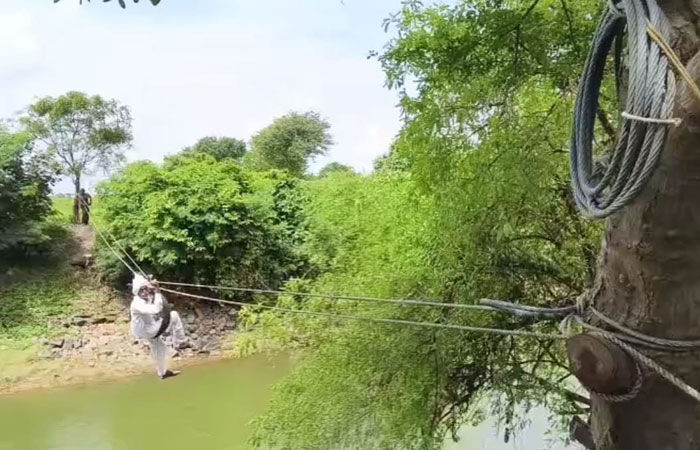 ખેડૂતો વાયર બાંધેલાં ટાયર પર બેસી જીવના જોખમે નદી ઓળંગવા મજબૂર