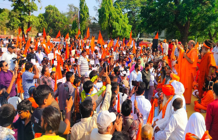 ગિરનાર બચાવોની બુલંદ માંગ સાથે જૂનાગઢમાં સાધુ-સંતોની વિશાળ રેલી