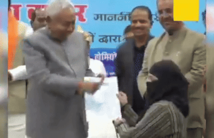 VIDEO: 'આ શું છે હટાવો...', બિહારના CM નીતિશ કુમારે મહિલાના ચહેરાથી હિજાબ ખેંચતા વિવાદ