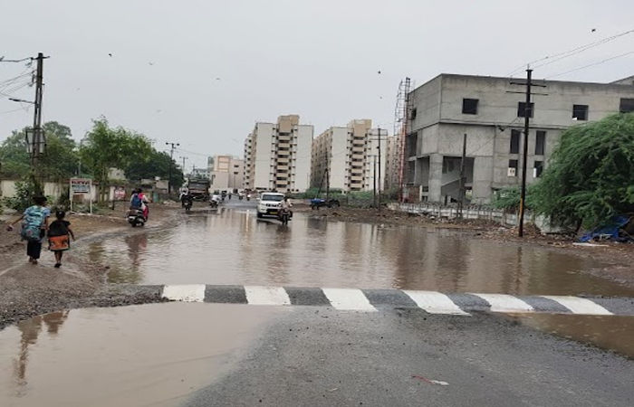 જામનગરમાં પાણીના ખાબોચીયા ભરાઈ જવાના કારણે જળબંબાકાર જેવી સ્થિતિ : બાળકો સહિત સ્થાનિક રહેવાસીઓ થયા પરેશાન