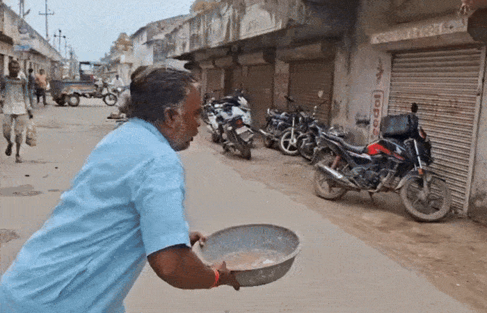 VIDEO: સાવરકુંડલામાં ભાજપના પૂર્વ કોર્પોરેટરનો અનોખો વિરોધ, દુકાને દુકાને ભીખ માંગીને રસ્તાના ખાડા પૂર્યા!