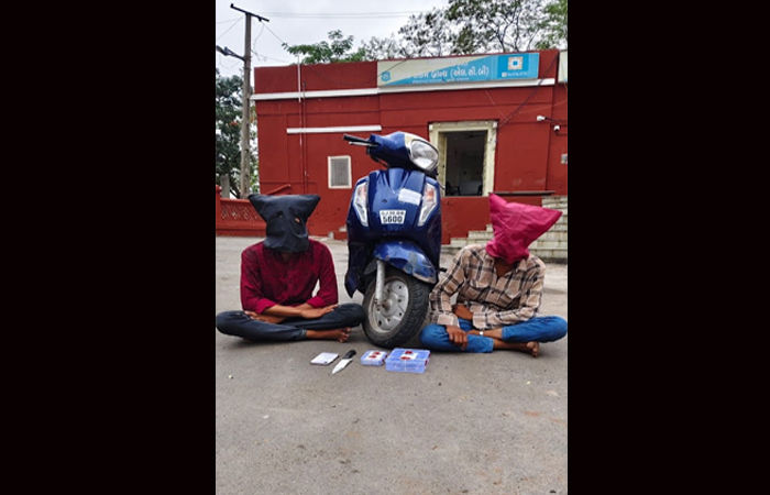જામનગર શહેરમાં બે લૂંટની ઘટનાને અંજામ આપનાર લૂંટારૂ બેલડી એલસીબીના હાથે ઝડપાઈ