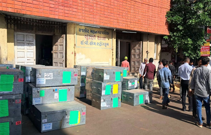 રાજકોટ જિલ્લામાં પંચાયત-પાલિકાની ચૂંટણી માટે 397 EVM તૈયાર, સ્ટ્રોંગ રૂમમાં સીલ
