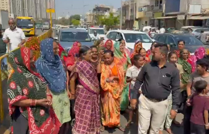 પાઈપ નાંખવા 8 વર્ષથી ડામરકામ નહીં, રસ્તાના પ્રશ્ને મહિલાઓ દ્વારા રસ્તા રોકો