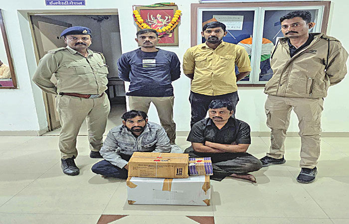 ગેરેજમાંથી નશાકારક કફ સિરપની 107 બોટલો ઝડપાઇ