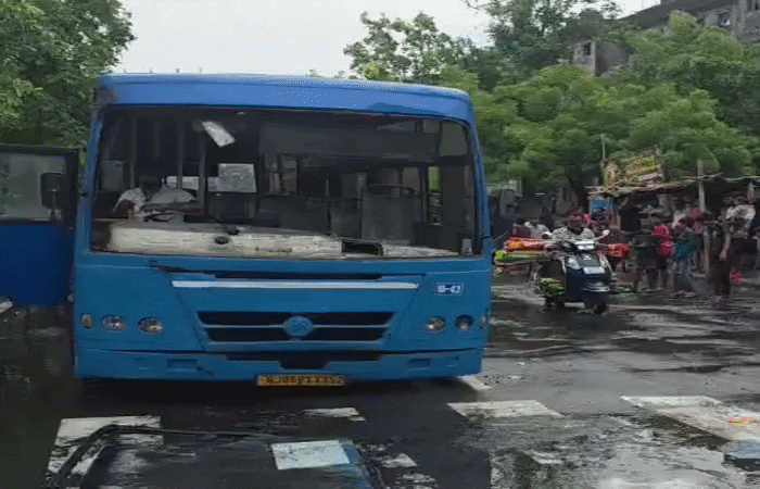 Surat bus falls in pothole near Pandesara, 7 injured