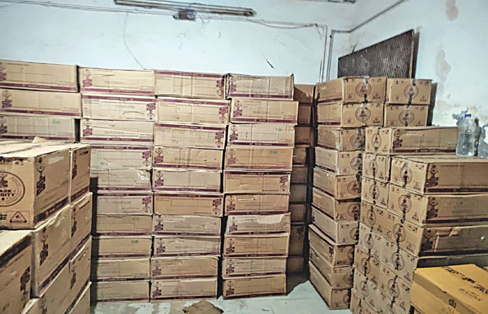 ભારેલની સીમમાં હોટલના પાર્કિગમાં ટ્રકમાંથી 1.51 કરોડનો દારૂ પકડાયો