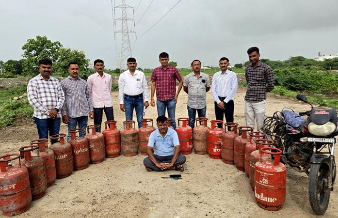 જામનગરમાં સસ્પેન્ડેડ આચાર્ય ગેસ સિલિન્ડર ચોરી કેસમાં ઝડપાયો, 3 જિલ્લાની 26 આંગણવાડીમાં ચોરીનો ભેદ ઉકેલાયો