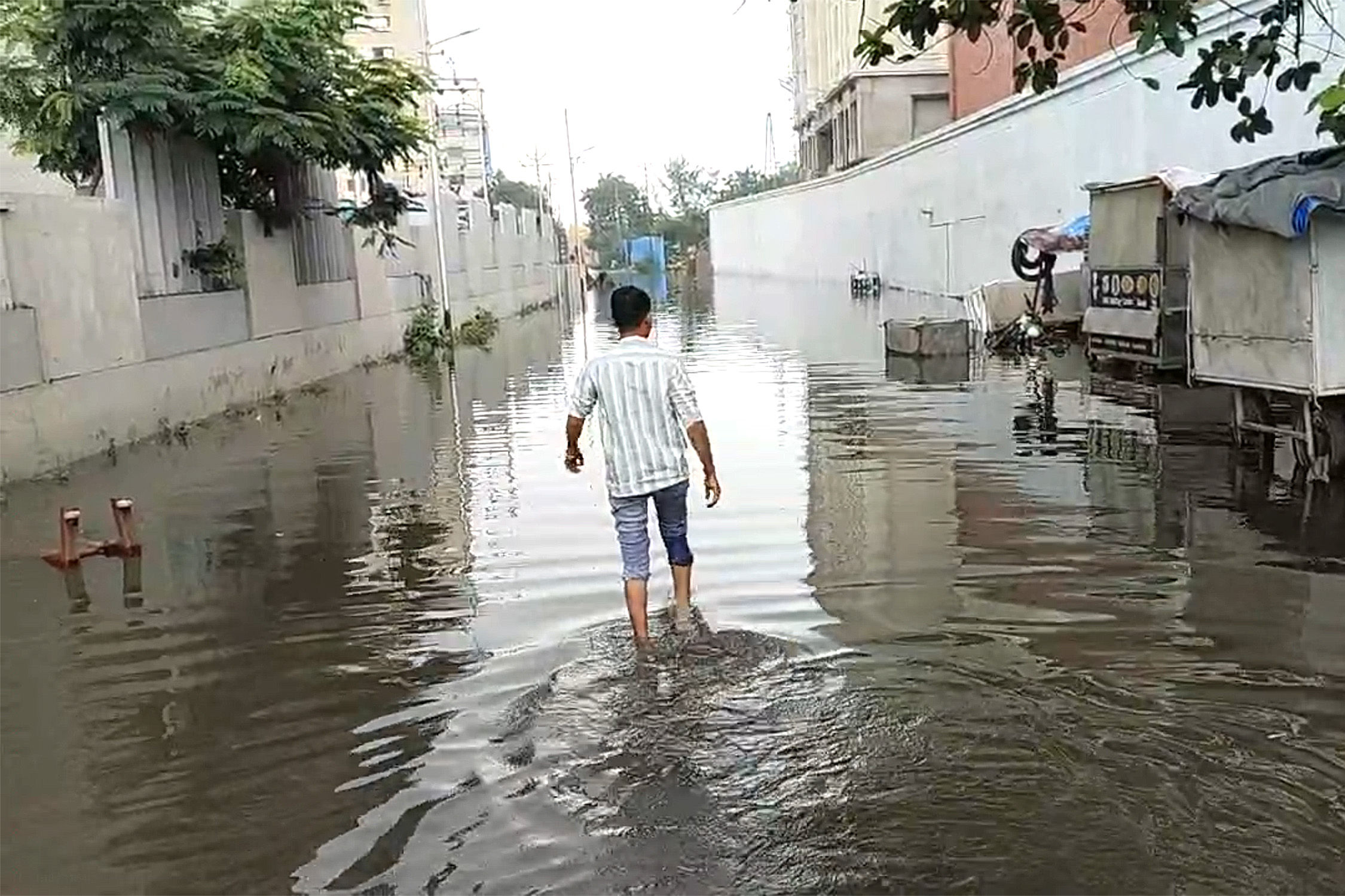 તા.૩૦ સુધી નવરાત્રિમાં વરસાદની આગાહી  વડોદરામાં મળસ્કે આકાશી ગર્જના વચ્ચે ધોધમાર ૩.૫ ઇંચ વરસાદ
